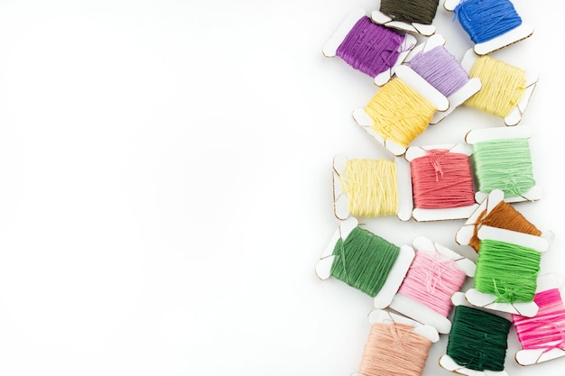 Kolorowe nici rozwieszone