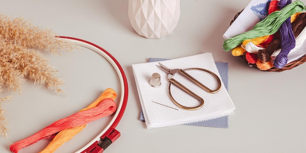 Biurko z haftem i akcesoriami